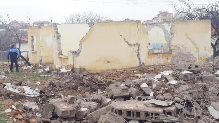 Kırşehir Emniyeti 17 metruk bina yıktırdı
