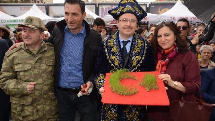 Iğdırda Vali Ünlü nevruz ateşinden atlayıp, yumurta tokuşturdu