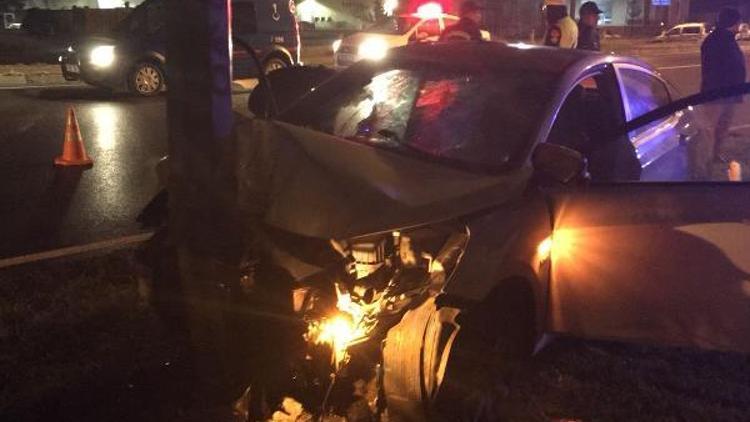 Samsunda otomobil direğe çarptı: 2 ağır yaralı
