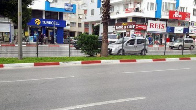 Kedi, yoğun trafik nedeniyle yolun karşısına geçemedi