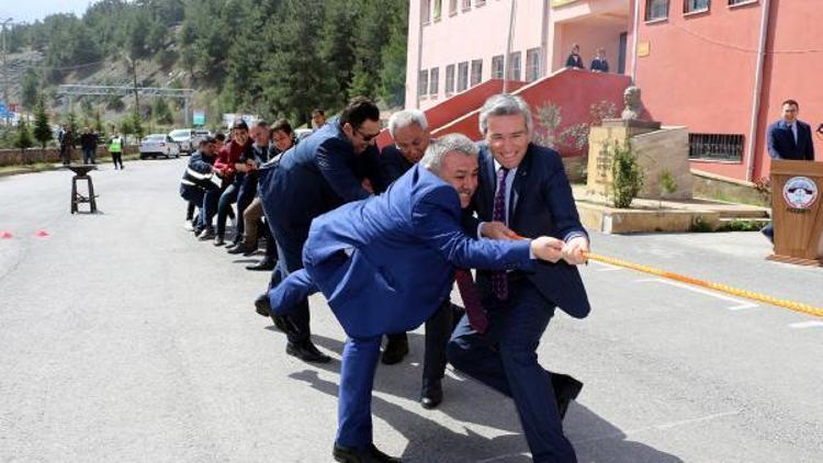 Nevruz Bayramında protokolün halat çekme imtihanı