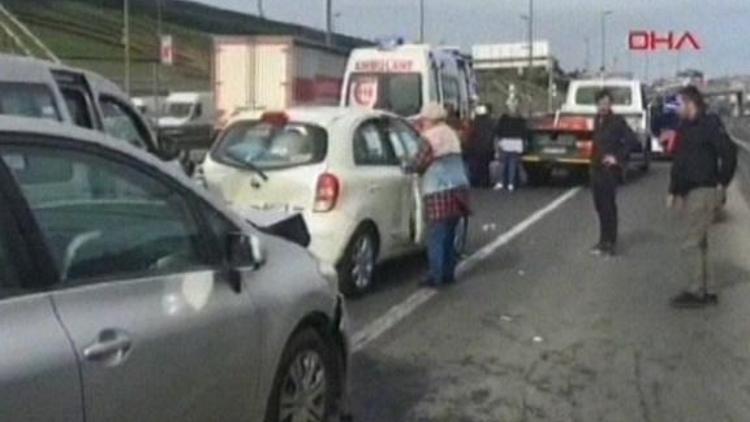 İstanbulun işlek karayolunda kaza... 2 şerit trafiğe kapandı