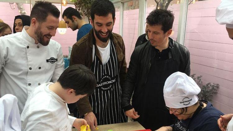 Arda Turan ve Emre Belözoğlu Down Sendromlu çocuklarla mutfağa girdi