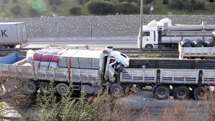 Kağıt gibi katlanan kamyondan kurtarıldı