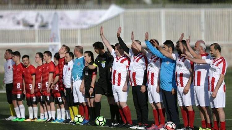 Gençlik ve Spor Bakanı Bak ve Dışişleri Bakanı Çavuşoğlu, Özel Sporcular Futsal Milli Takımı ile maç oynadı