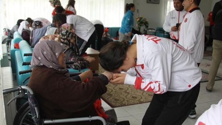 Milli boksörler Avrupa şampiyonası öncesi huzurevini ziyaret etti