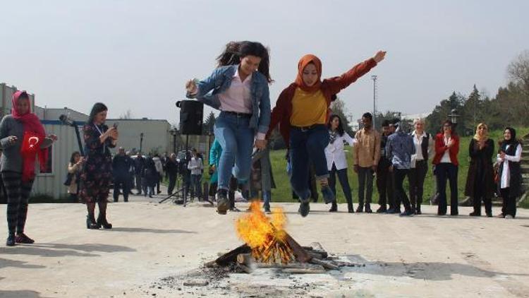 Yedi kıtadan öğrenciler Nevruz ateşinden atladı