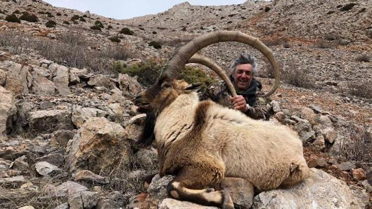 Niğde’de iki yabancı avcı, izinli dağ keçisi avladı