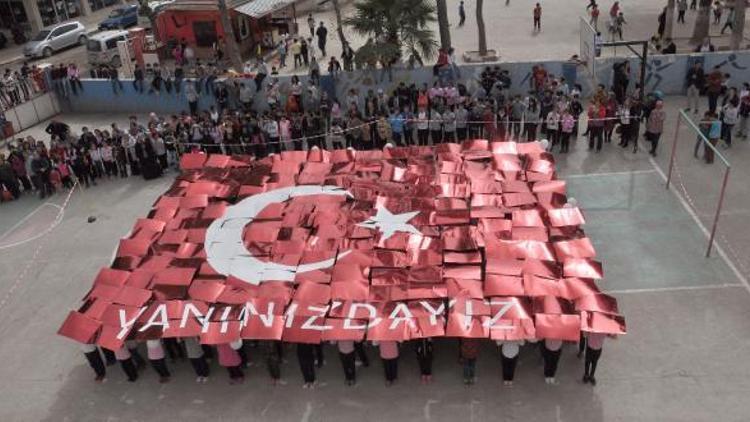 Öğrencilerden Türk bayrağı koreografisi