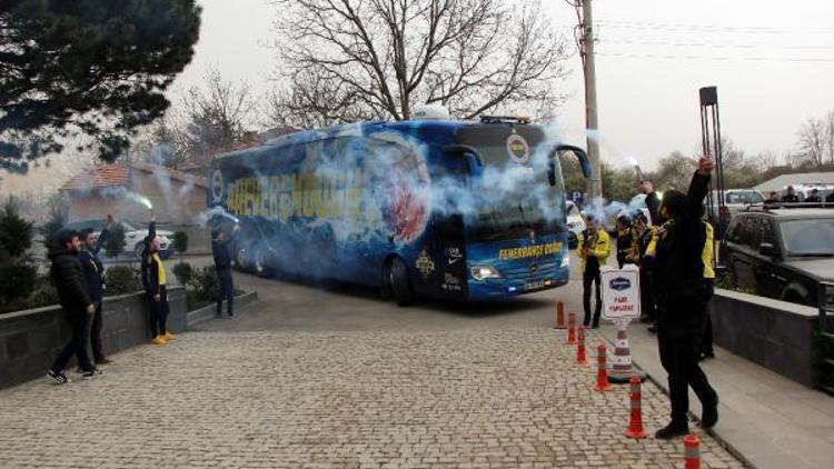 Fenerbahçe kafilesi Boluda çiçeklerle karşılandı