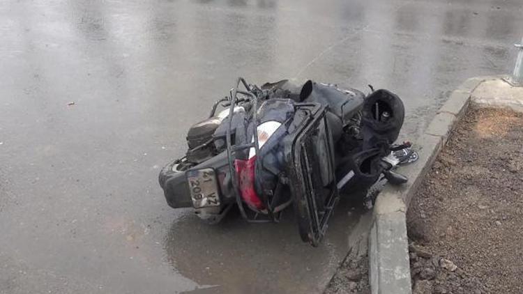 Kamyonet, motosiklete çarptı; 2 kardeşten biri öldü, diğer yaralandı