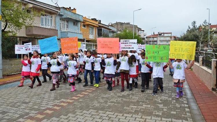 Gelibolu’da öğrenciler su için yürüdü