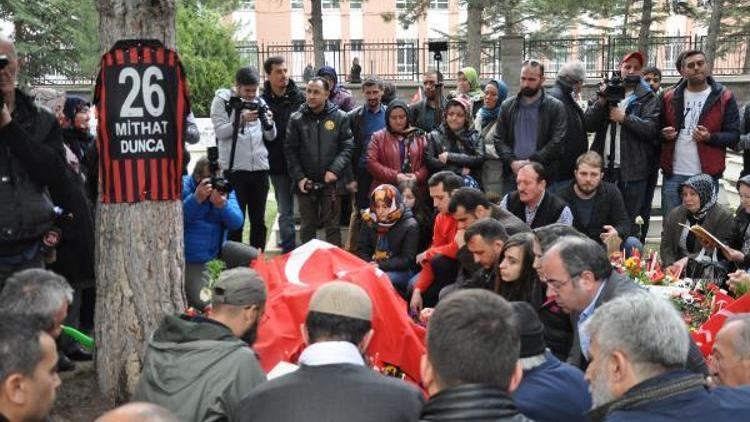 Eskişehirsporlular Şehit Binbaşının mezarını ziyaret etti