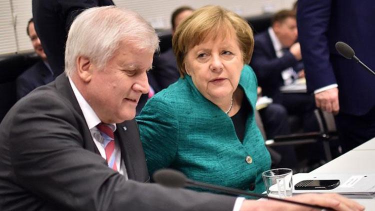 Merkel’in ‘İslam’ tepkisi Seehofer’i kızdırdı