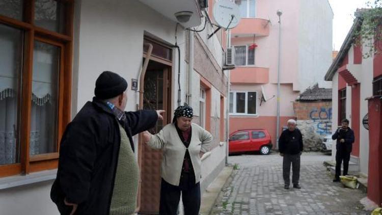 Miras yüzünden küsen kardeşler duvar yazıları üzerinden tartışıyor