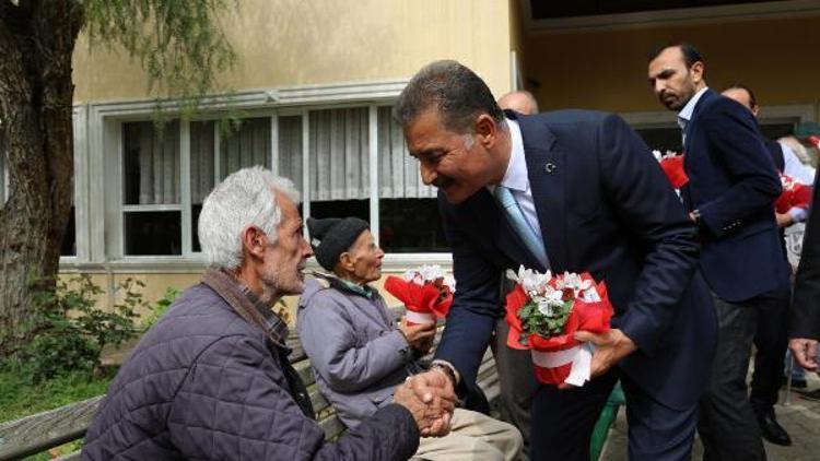 Başkan Tuna’dan yaşlılara çiçek