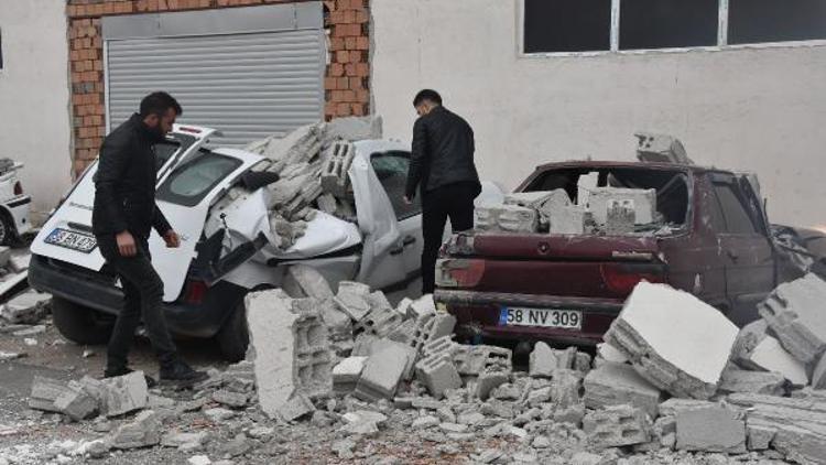 Sivasta fırtınada duvar yıkıldı; araçlar hasar gördü