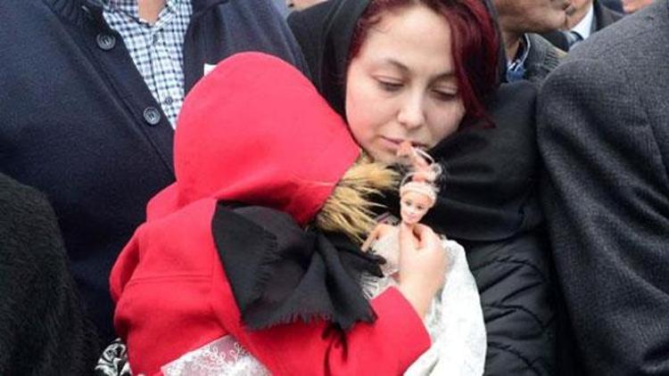 Afrin şehidinin kızı babasını elinde oyuncak bebeğiyle uğurladı