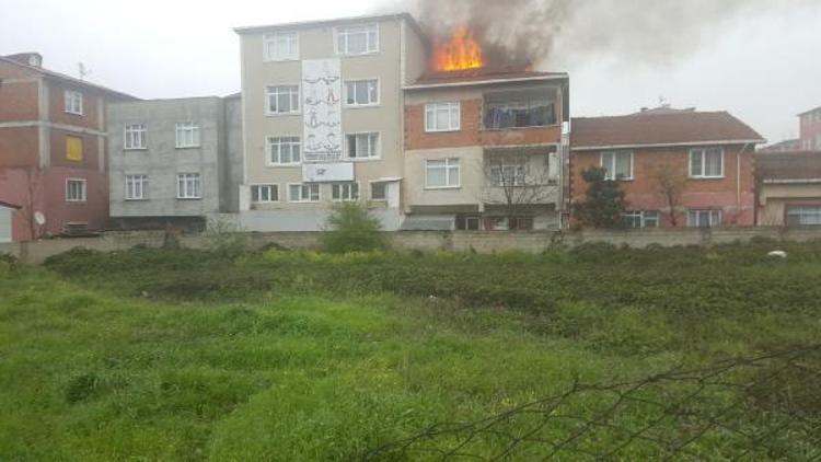 Sultanbeylide bir binanın çatısı alev alev yandı