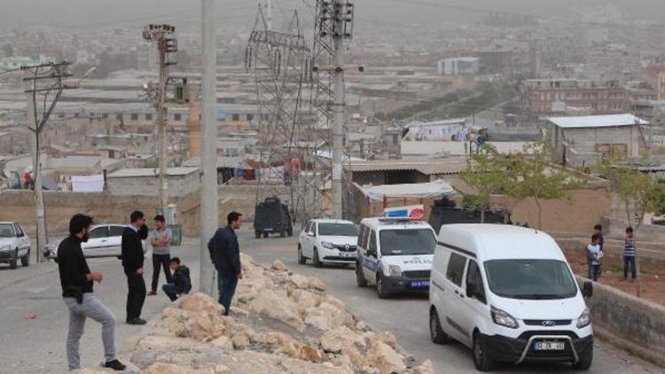 Temizlik görevlisi, okul yoluna tuzaklanan bombayı buldu