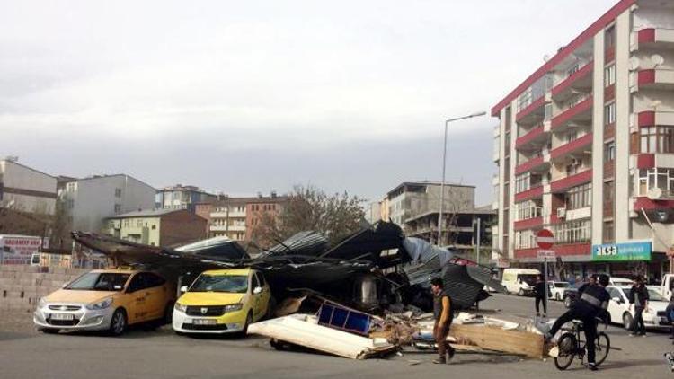 Erzurum, Iğdır ve Ağrıda fırtına çatıları uçurdu: 3 yaralı