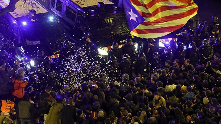 Madrid Katalan liderleri tutukladı, Katalonya karıştı