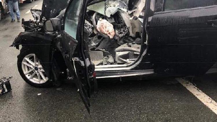 Hopada otomobil park halindeki TIRa çarptı: 2 yaralı