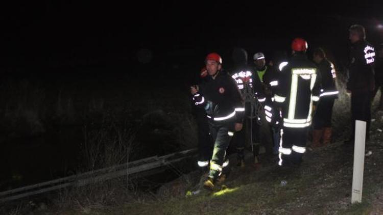 Denizlide otomobil gölete uçtu