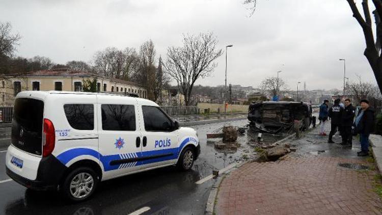 Sarayburnunda otomobil takla attı; 1 yaralı