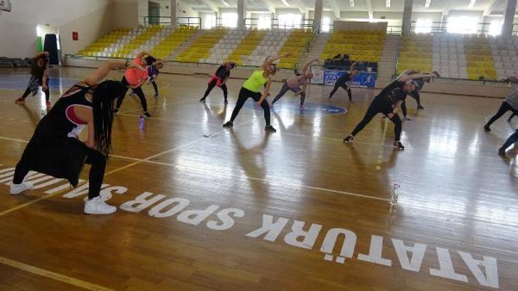 Burhaniyeli kadınlar, zumba ve pilatesle zayıflıyor