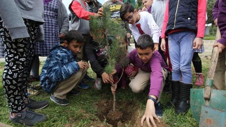 Çocuklar Orman Haftasında ağaç dikti