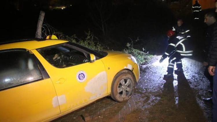 İnşaat temeline düşmek üzere olan taksiye itfaiye kurtardı