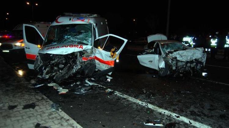 Kayseride otomobil, ambulansa çarptı: 6 ölü, 2 yaralı