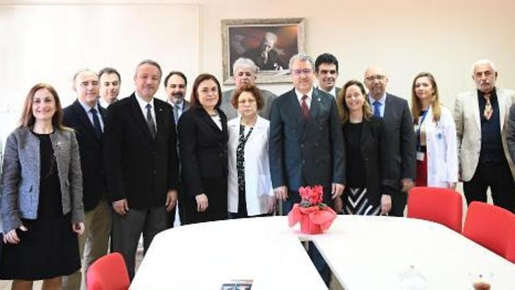 Çocuğun gözündeki tümörü alıp, oluşan çöküntüyü protezle giderdiler