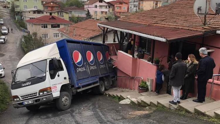 Beykoz’da kayan kamyon binaya çarptı