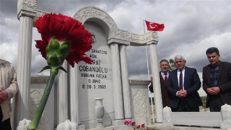 Karslı aşık Murat Çobanoğlu, mezarı başında anıldı