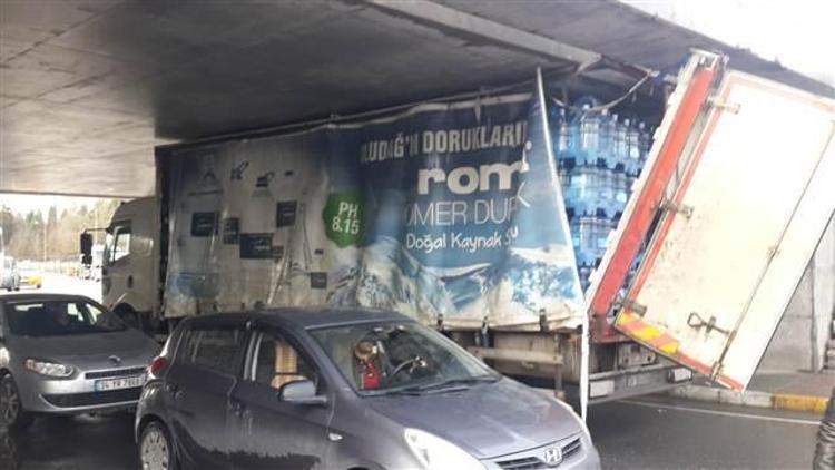 Zeytinburnunda kamyon altgeçide sıkıştı... Trafikte yoğunluk yaşandı