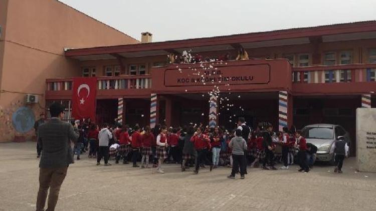 Silopide çocuklar, kar özlemini pamuk top ile giderdi