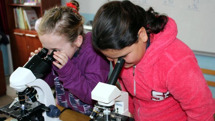 Köy okulu öğrencileri mikroskopla tanıştı