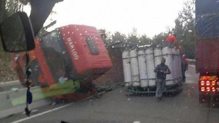 TIR devrildi Ekipler hemen sızıntı önlemi alındı