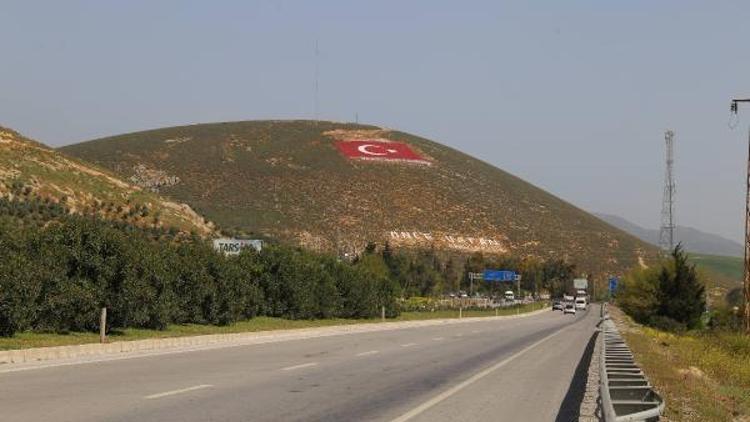 Hatayın girişine dev bayrak