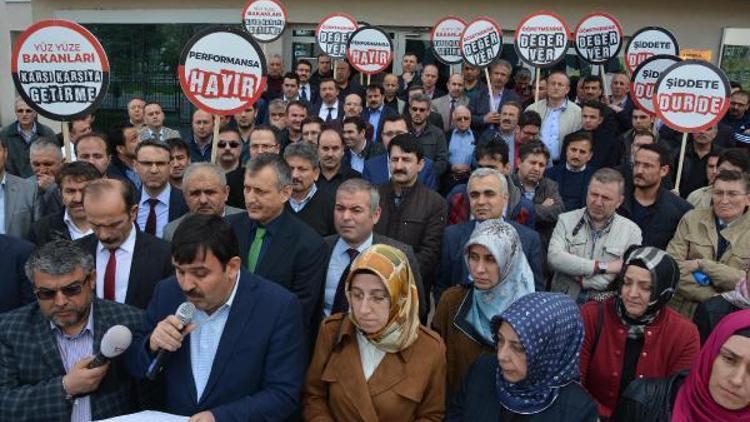 Karabükte öğretmenler performans sistemini protesto etti