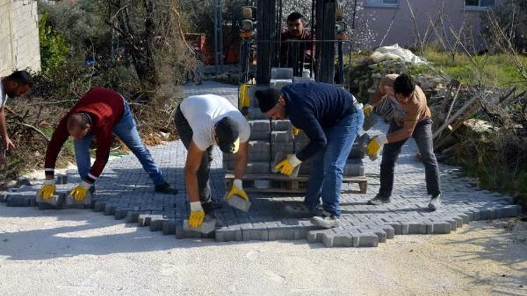 Akdenizde asfalt ve yol mesaisi sürüyor