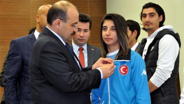 Bitlis’te başarılı sporcular ödüllendirildi