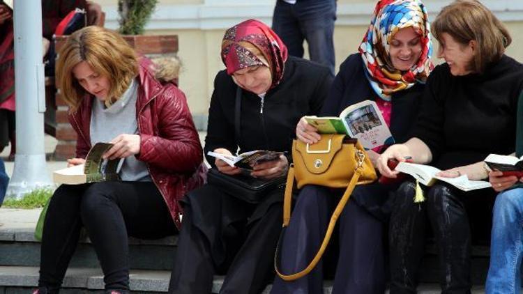 Bolu kent meydanında kitap okuma etkinliği