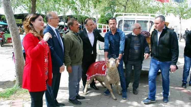 Asker babasından kermese koç bağışı