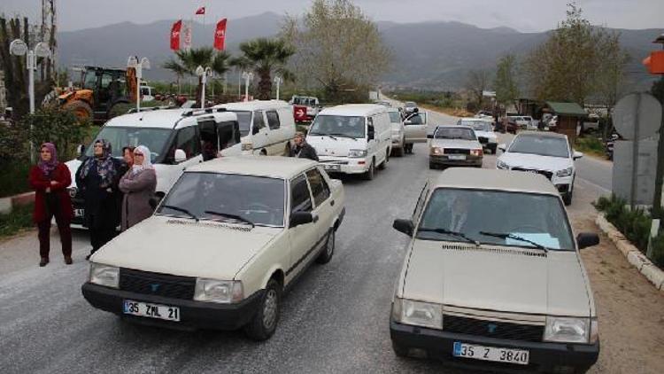 Cenaze töreninin ardından vatandaşlar yolu trafiğe kapattı