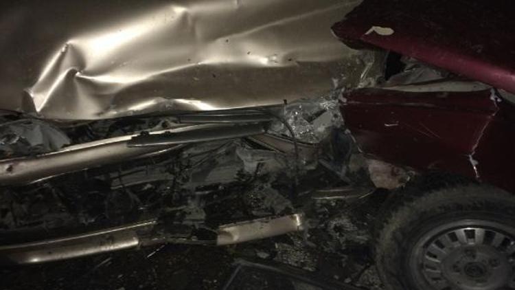 Zonguldakta iki otomobil çarpıştı: 1 ölü, 2 yaralı