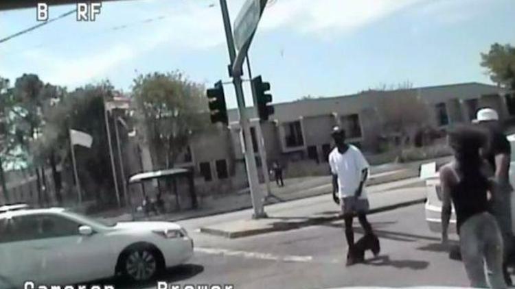 ABDde polis pantolonu inik halde yürüyen siyah adamı öldürdü