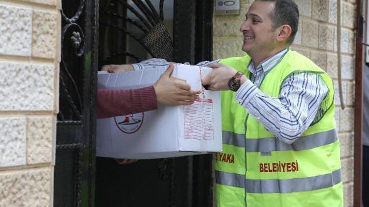Karşıyaka Belediyesi gıda kolisi dağıttı